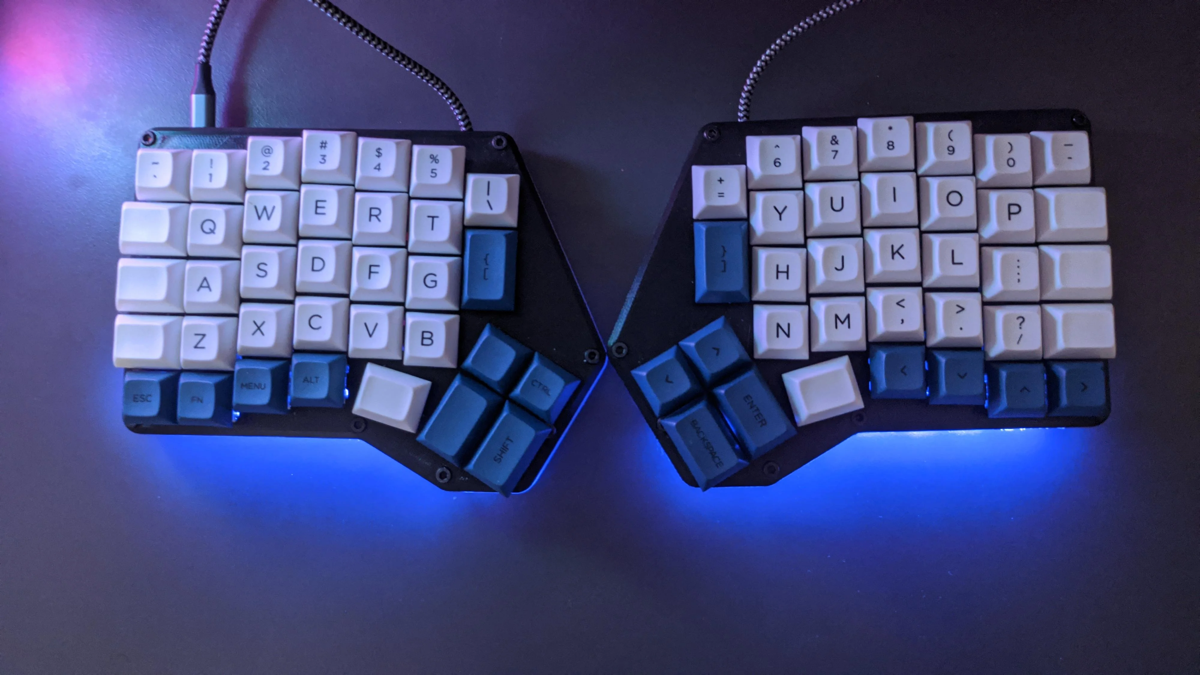 Picture of a column staggered split keyboard, the redox v1